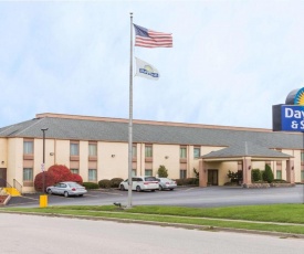 Days Inn & Suites by Wyndham Bloomington/Normal IL