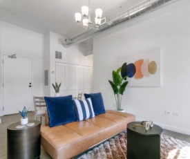 1BR West Loop Apt, In-Unit Laundry, Public Parking