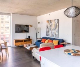 2BR Modern Luxury Apartment With Balcony, Rooftop Pool & Gym by ENVITAE