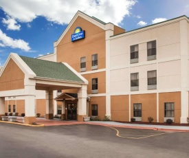 Days Inn & Suites by Wyndham Harvey / Chicago Southland