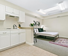 Highland Park Minimalist Studio Unit - Near Metra!