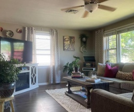 Cozy Lil Boho Hideaway in The Heart of Peoria!