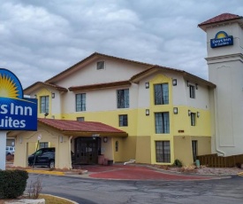 Days Inn & Suites by Wyndham Schaumburg- Woodfield Mall