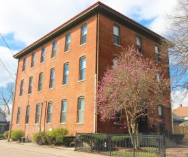 Fountain Square Schoolhouse Apt with free Netflix and Parking