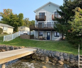 Gorgeous Lake Front House with Dock, 9 Bedroom & 4 Bathrooms