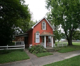 Downtown cottage near Honeywell,shopping, sleeps 6