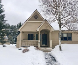 F1 Air Conditioned and beautifully appointed Townhome a short walk to the Mount Washington Hotel