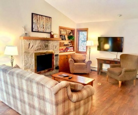 O8 Renovated Forest Cottage Townhome with great Mt Washington views, fast wifi Walk to skiing