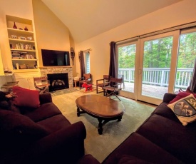 R3 Lovely Bretton Woods townhome with updated kitchen sauna WiFi Steps to the ski trails