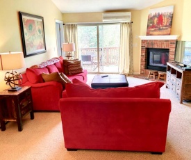 S6 Convenient location for your skiing getaway! Modern open floor plan, fireplace, AC!