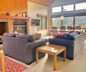 W4 Comfortable and spacious Bretton Woods condo with ski slope views, fireplace and fast wifi!