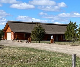 The Wandering Moose Cabin, 5 Acres, Hot Tub, WIFI, Free Trash Pickup!