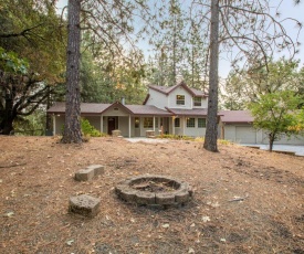 Mountain Retreat with Hot Tub & Pool Table - 1 hour from Squaw Valley Resort!