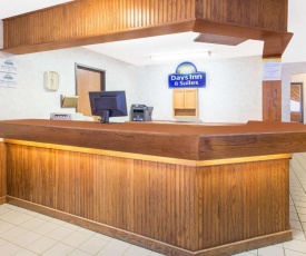 Days Inn & Suites by Wyndham Davenport East