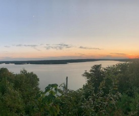 Historic Family Cabin to Watch the Sunset with 270 degree views of Kentucky Lake