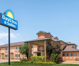 Days Inn & Suites by Wyndham Wichita