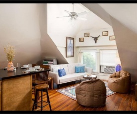 Center of Highlands Spacious Bardstown loft