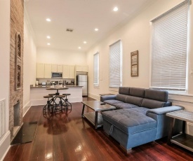 Charming 2BR on Carondelet by Hosteeva