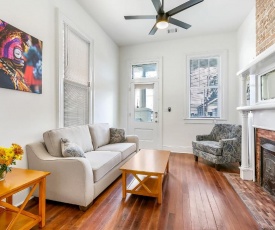 Luxury 2BR Condo in Uptown by Hosteeva