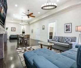 Luxury 4BR condo in Downtown by Hosteeva