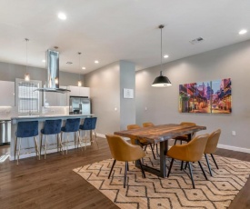 Stunning 4 BR Townhouse in Mid City