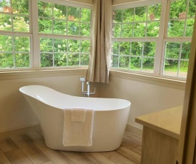 Farm House stay with soaking tub and hot tub barn