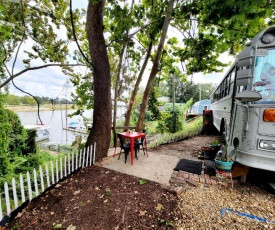 Cozy School Bus on the Ouachita River! Pet friendly!