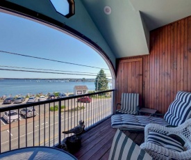 Spacious Lincolnville Penthouse - Walk to Beach!