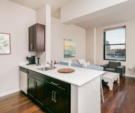 1BR Exquisite Suite Free Parking, Vintage Building, Rooftop Deck & Gym