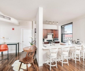 2BR Stunning Lux Apartment Free Parking, Rooftop Deck & Gym, ADA Compliant